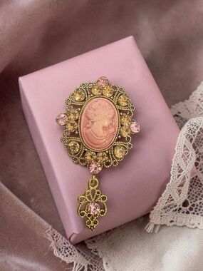 Vintage-Inspired Pink Cameo Brooch - Gold Tone
